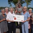 Tilbage i juni 2023 overrakte Berit Kiilerich Andersen (i hvid skjorte) en check på 10.000 kroner til Heidi Torp på vegne af Skanderborg Julehjælp. Pressefoto.