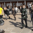 Midtdjurs Friskole er i bevægelse efter, at skolens amerikanske venskabsklasse har udfordret skolens elever til at hoppe med på ”Burp it On” bølgen.