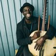 Dowda Jobarte fra Gambia spiller på den vestafrikanske harpe koraen til åbningskoncert ved Glomus Camp. Pressefoto