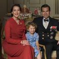 Svenske Josefin Asplund som dronning Ingrid, Asta Tvilling Jensen som prinsesse Margrethe og Nikolaj Lie Kaas som kong Frederik 9. (Foto: Audrius Solominas/TV 2)
