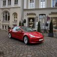 Tesla Model 3 storsælger, og modellen er helt tilbage i toppen i marts. Foto: Tesla
