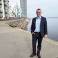 »Mange af dem, der bor eller vælger at bosætte sig på Aarhus Ø, kommer måske fra parcelhuse i forstæderne eller andre steder og har helt naturligt høje forventninger til deres bank,« siger direktør Sigurd Bohlbro Simmelsgaard. Pressefoto