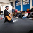 Sangskriver Anders Graae hjalp eleverne med at lave deres helt egen KulturCrew-sang. Pressefoto