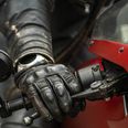 Der blev fundet fem kilo hash i en taske hos motorcyklisten. Arkivfoto: Adobe Stock.