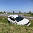 Den hvide Dacia Duster har ligget i grøften siden midten af juni. Nu ser det ud til, at den snart vil blive fjernet. Foto: Anette Bonde