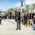 Viceborgmester Frank Damgaard iført omvendt street cap holdt åbningstalen og klippede den røde snor. Foto: Anders Boll Film & Foto