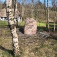 "Lyt igen kl. 21.15". Mindestenen ved Ørnbjerg Mølle for nedkastningsstedet ved Langesø er ikke så synlig, som den ved Agri Baunehøj, men alligevel et besøg værd for den historieinteresserede. Foto: Lars Norman Thomsen