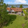 Bengt Holst og hustruen købte 50'er-villaen i Holte for knap fire millioner i 2000. Nu er det sat til salg - med et prisskilt på 21,5 mio. kr. Foto: Home Holte.