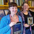 Favrskov Bibliotekerne tilbyder i marts og april tre pop-up læsekredse. Fra venstre: kulturformidler Christinna Svensson, bibliotekar Christine Ellebæk Sørensen og bibliotekar Eva Dixen. Pressefoto