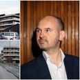 Rådmand for Teknik og Miljø Nicolaj Bang (K) vil ikke længere vente på den lovede gangbro mellem Skovvejen og Terrassehusene. Nu pønser han på at hive bygherren i retten. Foto: Mads Andreas Frost/Stine Schjøtler