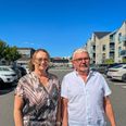 Boligerne på Ovenvande har hver tilknyt én parkeringsplads. Under Smukfest er det et problem for de hustande, der har to biler - ligesom Anette og Frank Lorentzen. Foto: Cecilie Bisgaard