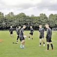 Træningen er i gang, og der er masser af energi i spillerne i Brabrand. De er nemlig lige rykket op i første division. Foto: Astrid Hellerup Madsen