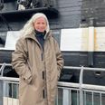 Bag Anne-Marie Dohm ses den ene side af Fregatten med et stykke af skibssiden, der netop er blevet vedligeholdt, og et stykke, der ikke er. Det går hurtigt med forfaldet, som her på den ikke-istandsatte side kun er seks år gammelt. Foto: Anne Frank Henriksen