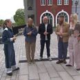 Hammerslag-vært Sofie Østergaard sammen med de to mæglerhold: Kristine Virén og Lars Lyng samt Christian Torp Carlsen og Mira Lie Nielsen. Ingen af holdene var i nærheden af den virkelige salgspris på lejligheden i Lille Nyhavn. Foto: Kim Næser/DR