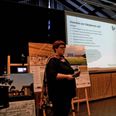 Formand for 'Mols i Udvikling', Grith Mortensen, var ligesom resten af de fremmødte i tip-top humør i fredags, hvor vinderprojektet, der skal blive til Knudepunktet i fysisk forstand, blev afsløret. Foto: Lars Norman Thomsen