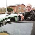 Erling Bastrup med to ting, de fleste vil kæde sammen med lokaljournalisten fra FavrskovPosten. Kameraet og den skriggrønne Daewoo Tacuma. Nu bliver han 70 og stopper efter 27 år på FavrskovPosten. Foto: Kian Johansen