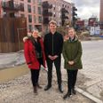 Medlem af Teknisk Udvalg Jakob Søgaard Clausen blev for nylig vist rundt i Risskov Engby af de lokale beboere Iben Sønderup (.tv.) og Katrine Skibsted-Nielsen.