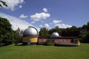 I skolernes sommerferie er det muligt at få et smugkig på det nyrestaurerede Ole Rømer-Observatoriet og Scienceparken i Aarhus.