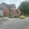 Politiet anholdte onsdag en 57-årige mand på hans bopæl i Stenvad. Klokken 10.30 torsdag skal manden i grundlovsforhør ved Retten i Randers, hvor han er sigtet for forsøg på manddrab efter knivstikkeriet Foto: Spotfoto
