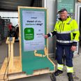 To generationer af genbrugsvejledere: Renosyds Niels Møller Madsen og den nye AI-assistent. Den erfarne genbrugsvejleder er positiv over for sin nye AI-kollega – så længe det er ham, der har det sidste ord. Pressefoto