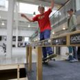 Lørdag 11. september giver ildsjæle og idrætsfællesskaber alle i Danmark mulighed for at prøve kræfter med gadeidræt i form af parkour, skate, løbehjul, streetbasket, panna og meget mere. Anledningen er den tilbagevendende event 'Gadeidrættens Dag', og det er gratis at deltage. Pressefoto