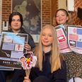 Sofie Bjørnkilde Skovsen (tv.), Lærke Ilsø Hjarnø og Marie Kruse Pedersen fra Real10 viser plancher og dukker frem, som de skal bruge i undervisningen af eleverne i Karen Blixen Camp. Foto Anne Frank Henriksen