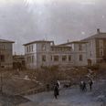 Børn står ved Trøjborgkløften foran de nyopførte villaer på Dronning Margrethes Vej 8-14. Ukendt fotograf 1895, Den Gamle By