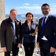 Folketingskandidaterne Michael Aastrup (V) og Fatma Øktem (V) bakker op om rådmand Bünyamin Simsek (til højre) og Aarhus Kommunes ønske om at etablere et statsligt-kommunalt selskab, så man kan få lov at bygge Marselistunnelen.