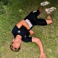 Ved midnat sluttede Rasmus Grangaard Christiansens 12 timer lange løb. »Jeg var så færdig efter løbet. Da der var gået 12 timer, lagde jeg mig bare ned på græsset og lå der lidt længe, og min mor kom og lagde et tæppe over mig, og så blev jeg båret hen til en stol, hvor jeg fik flere tæpper på,« siger han. Privatfoto