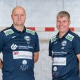Cheftræner Jesper Johnsen (tv) og assistenttræner Jan Mathiesen kan se tilbage på et forrygende efterår med lutter sejre i 2. division. Foto: Mikkel Weje Nielsen, PhotoCare Grenaa