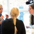 Rikke Naundrup håber, at socialminister Mai Mercado (t.h.) og Karina Adsbøl (med ryggen til) vil være med til at sikre, loven om magtanvendelse åbner for individuelle hensyn. Foto: Bollerup