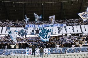 Den afdøde sanger blev hyldet til AGF's hjemmekamp af flere fan-fraktioner. 