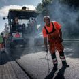 Skitsen til en budgetaftale slår fast, at der de kommende år årligt skal bruges 10 millioner kroner på vejfordringer og asfalt. Foto: Casper Dalhoff