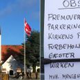 Det skal være slut med at holde på Tranbjerg Kirkes p-plads med mindre, man har et kirkeligt ærinde. Foto: Privat