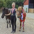 Sigrid Bisgaard flankeret af Silja til venstre og Dröfn med rosetter og medaljer fra DM. Der er forskellige måder at kvalificere sig til Nordiske Mesterskaber på. I den ene kategori er Sigrid og Dröfn blevet udvalgt af dommerkomité, som har holdt øje med deres løbende udvikling, og hun og Silja har kvalificeret sig ved en topplacering til et bestemt stævne. Foto: Stine Østergaard
