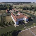 Clausholm, et af de bedst bevarede barokanlæg herhjemme, med en hovedbygning fra 1686. Foto: Historiske Huse