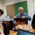 Billedet er fra Ole Bollesens første arbejdsdag som borgmester i Syddjurs Kommune, den 2. januar 2018. Første faglige punkt på Ole Bollesens dagsorden var et møde i direktionen, hvor kommunaldirektør Jesper Hosbond Jensen (t.v.) trak de store linjer for kommunen op. Nu er det en anden streg, der er blevet trukket. Foto: Morten Lau-Nielsen