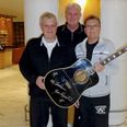 Jens Rugsted (tv.) og Stig Kreutzfeldt donerede Ivan Sonne Horns guitar fra pladeindspilningen af 'Vild i varmen' i 1978 til Memory Lane Rockmuseums indehaver, Poul Nowack (i midten). Tilsendt foto