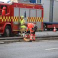 En del af autoværnet er væltet efter påkørsel fra en grisetransport omkring Harlev på E45 Østjyske Motorvej. Foto: Øxenholt Foto.
