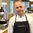 Køkkenchef på Fælleden, Klaus Aaby Aaes, erkender, at det var lidt af en udfordring at ændre mindset og finde alternative retter. Nu glæder han sig over, hvor stor en forskel det gør for klimaet. Pressefoto