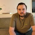Kristoffer Frikke har ikke umiddelbart haft en reaktion på, at en kunde angreb ham. Han siger selv, at han nok er blevet hærdet af sine år som dørmand. Foto: Privat