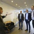Skoleleder Jane Holstein lagde ud med en præsentation af skolen, inden minister Tommy Ahlers, her sammen med byrådsmedlem Michael Thomsen og folketingsmedlem Hans Andersen, fik indblik i elevernes aktuelle iværksætterprojekter.