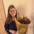 Som medlem nummer 8.000 hos Ældre Sagen i Favrskov fik Karleen Elizabeth Jensen overrakt en buket blomster. Pressefoto