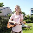 Mille Liendgaard med sin ukulele. Risskov-pigen er nu klar med en VM-sang.