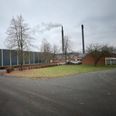 Røgen fra skorstenen til venstre kommer fra varmeværkets halmkedelanlæg. Når der er rigtig koldt, må varmeværket supplere med gas, som giver røg fra den anden skorsten. Foto: jr