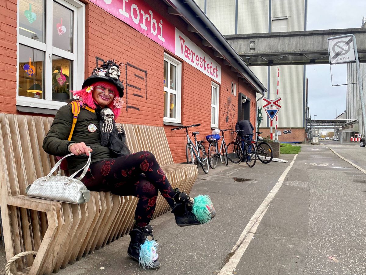 Sydhavns-pedellen Miss Pinky lyser i gadebilledet i