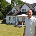 Morten Overgaard foran hovedhuset, hvor en del tilhører privaten og en del er indrettet til gæster. Foto: Anette Bonde.