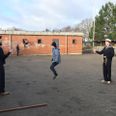 Sjippetovet blev hurtigt taget i brug af klasserne på Ebeltoft Skole. Her ses Peter Bergqvist Heuch, guide på Fregatten Jylland og Morten Siig Henriksen, medlem af PUK-udvalget i Syddjurs Kommune. Foto: PR