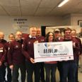 Coronavirus eller ej? Arrangørerne af weekendens Retro-/Antik Loppemarked kunne søndag overrække en check på 88.881 kroner til Strandbakkehuset repræsenteret ved Rikke Krogager Nichols, Administrativ koordinator på Hospice Djursland og Strandbakkehuset børne- og ungehospice. Tilsendt foto