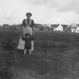 Kvinde med lille dreng i haven ved Villa Egede på Voldbækvej 12. Huset tilhørte laboratoriechef ved Ceres, Johannes Høyrup. Ukendt fotograf, ca. 1913, Aarhus Stadsarkiv